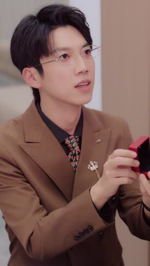 中年被裁后，我拿下总裁弟弟（66集）每天分享不一样的热播短剧